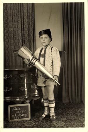 Foto Ansichtskarte / Postkarte Kinderportrait zum ersten Schultag 1955, Junge in Lederhose mit Zu...