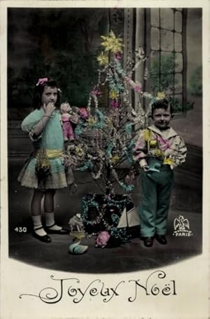 Ansichtskarte / Postkarte Glückwunsch Weihnachten, Junge und Mädchen mit Puppe vor dem Tannenbaum