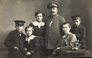 Foto Ansichtskarte / Postkarte Deutscher Soldat mit Familie, Familienbild, Frau, Kinder