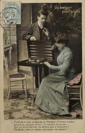 Ansichtskarte / Postkarte Mann und Frau mit einem Brettspiel, Backgammon