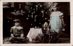 Ansichtskarte / Postkarte Glückwunsch Weihnachten, Kinder, Puppe im Puppenwagen, Tannenbaum