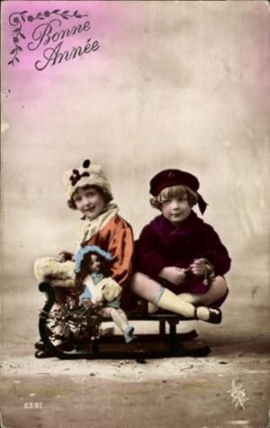 Ansichtskarte / Postkarte Glückwunsch Neujahr, Kinder mit Puppe auf einem Schlitten