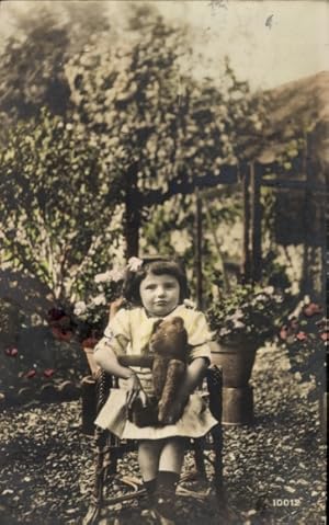 Ansichtskarte / Postkarte Mädchen mit Teddy auf einem Stuhl im Garten