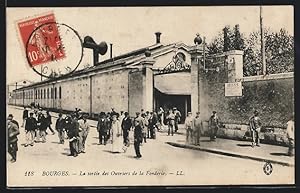 Carte postale Bourges, La sortie des Ouvriers de la Fonderie