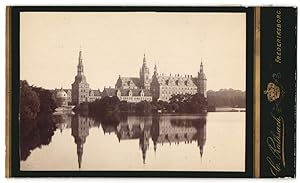 Fotografie C. Rathsach, Frederiksborg, Ansicht Hillerod, Blick nach dem Schloss Frederiksborg mit...