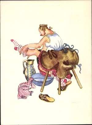 Künstler Ansichtskarte / Postkarte Hahn, Frau zieht sich vor Waschen aus, Socken, Hausschuhe