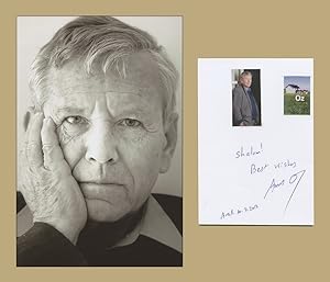 Bild des Verkufers fr Amos Oz (1939-2018) - Rare signed card + Photo - 2013 zum Verkauf von PhP Autographs