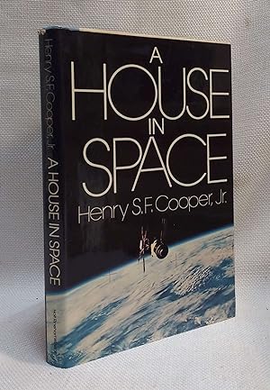 Image du vendeur pour A House in Space mis en vente par Book House in Dinkytown, IOBA