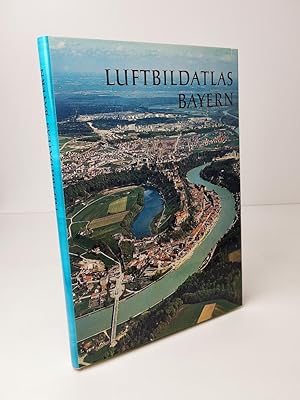 Bild des Verkufers fr Luftbildatlas Bayern. Eine Landeskunde in 72 farbigen Luftaufnahmen zum Verkauf von BcherBirne