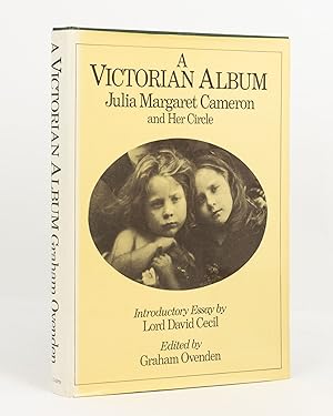 Bild des Verkufers fr A Victorian Album. Julia Margaret Cameron and Her Circle zum Verkauf von Michael Treloar Booksellers ANZAAB/ILAB