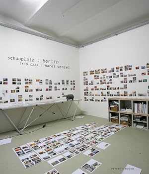 Imagen del vendedor de Schauplatz: Berlin Iris Czak ; Marei Wenzel. Mit einem Essay von Roger Boyes. [bers. des Essays: Georg Guillemin ; Heike Cornelsen] a la venta por Berliner Bchertisch eG