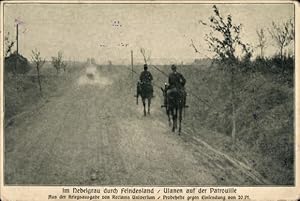 Ansichtskarte / Postkarte Im Nebelgrau durch Feindesland, Ulanen auf der Patrouille, Soldaten zu ...