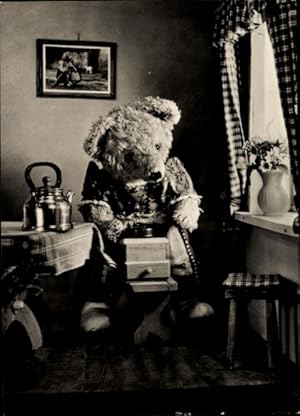 Ansichtskarte / Postkarte Teddy mit einer Kaffeemühle