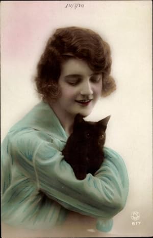 Bild des Verkufers fr Foto Ansichtskarte / Postkarte Junge Frau, Portrait, schwarze Katze zum Verkauf von akpool GmbH