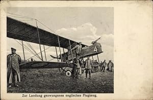 Ansichtskarte / Postkarte Zur Landung gezwungenes englisches Flugzeug, Soldaten