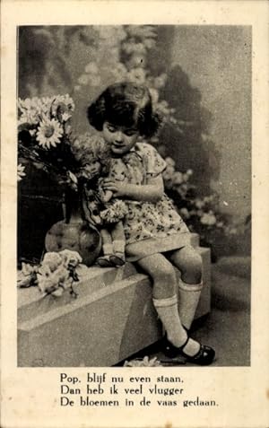 Ansichtskarte / Postkarte Mädchen mit einer Puppe, Blumenvase
