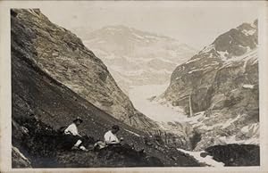 Foto Ansichtskarte / Postkarte Zwei Wanderer, Rast, Gebirge, Bergspitze