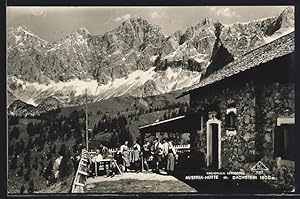 Ansichtskarte Austria-Hütte, Teilansicht gegen Dachstein, Trachtengruppe