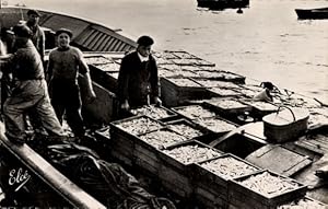 Ansichtskarte / Postkarte Baskische Küste, Rückkehr der Fischerei, Anlandung von Sardinenkisten