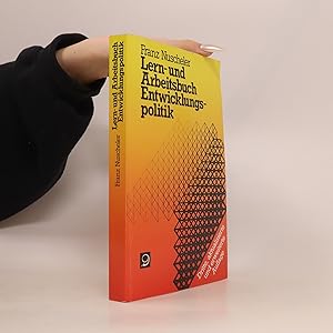 Bild des Verkufers fr Lern- und Arbeitsbuch Entwicklungspolitik zum Verkauf von Bookbot