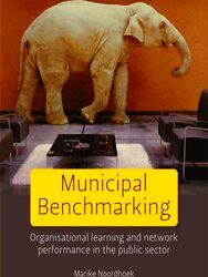 Immagine del venditore per Municipal Benchmarking venduto da Collectors' Bookstore