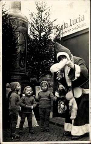Foto Ansichtskarte / Postkarte Weihnachtsmann und Kinder, Geschenke, Wein Santa Lucia, Werbung