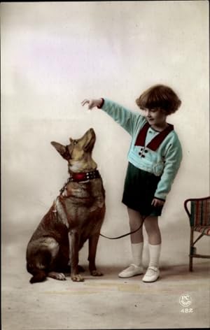 Ansichtskarte / Postkarte Mädchen mit einem Schäferhund