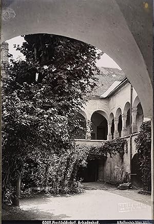 Perchtoldsdorf, Arkadenhof. Originalfotografie (Silbergelatine mit Prägestempel "Reiffenstein Wie...