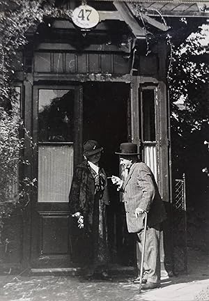 Hugo Thimig und Frau vor ihrem Haus. Originalfotografie (Silbergelatine verso mit Fotografenstemp...