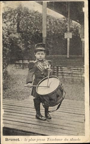 Ansichtskarte / Postkarte Junge in Uniform mit Trommel, Trommler