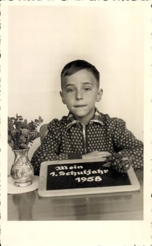 Foto Ansichtskarte / Postkarte Glückwunsch Einschulung, Junge mit Schiefertafel 1958