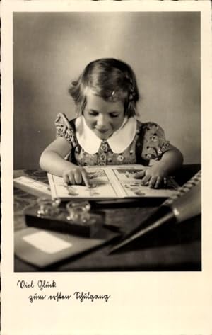 Ansichtskarte / Postkarte Glückwunsch Einschulung, Mädchen schaut sich ein Buch an, Zuckertüte