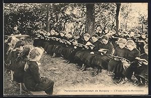 Carte postale Bucquoy, Pensionnat Saint-Joseph de Bucquoy, L`Etude sous les Marronniers