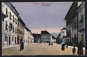 Ansichtskarte Krainburg, Anwohner auf dem Platz mit Brunnen