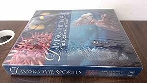 Bild des Verkufers fr Diving the World zum Verkauf von BoundlessBookstore
