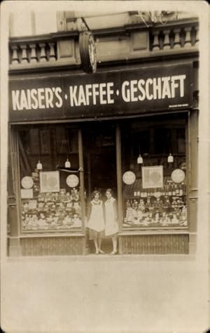Foto Ansichtskarte / Postkarte Zwei Verkäuferinnen vor Kaiser's Kaffee Geschäft, Schaufenster