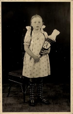 Foto Ansichtskarte / Postkarte Glückwunsch Einschulung, Mädchen mit Zuckertüte 1939