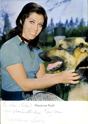 Ansichtskarte / Postkarte Schauspielerin Marianne Koch, Seitenportrait, Autogramm, mit Schäferhund
