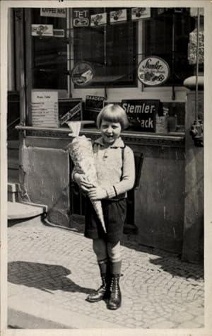 Foto Ansichtskarte / Postkarte Glückwunsch Einschulung, Kind mit Zuckertüte vor einem Geschäft 1935