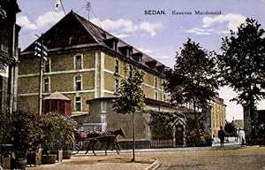 Ansichtskarte / Postkarte Sedan Ardennes, Kaserne Macdonald, Straßenseite, Eingang, Kutsche