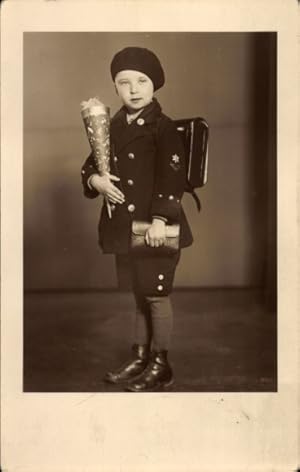 Foto Ansichtskarte / Postkarte Glückwunsch Einschulung, Junge mit Zuckertüte und Schulranzen