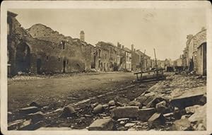 Ansichtskarte / Postkarte Donchery Ardennes, Straßenpartie, zerstörte Häuser, I. WK