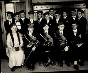 Studentika Foto Gruppenbild der Studenten in Uniformen, Säbel