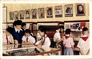 Foto Ansichtskarte / Postkarte China, Schulkinder in einem Museum