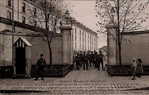 Ansichtskarte / Postkarte Sedan Ardennes, Kaserne, Soldaten, Wache