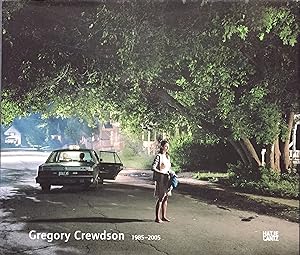 Bild des Verkufers fr Gregory Crewdson 1985 - 2005. Texte Stephan Berg, Martin Hochleitner u. Katy Siegel. zum Verkauf von Antiquariat Bergische Bcherstube Mewes