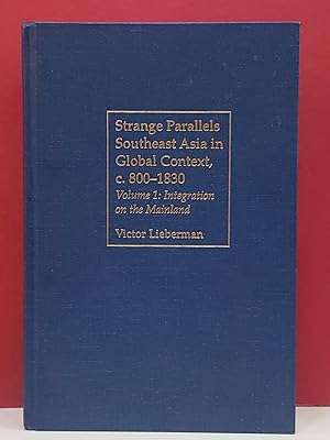 Imagen del vendedor de Strange Parallels, Southeast Asia in Global Context, c. 800-1830 Volume 1: Integration on the Mainland a la venta por Moe's Books