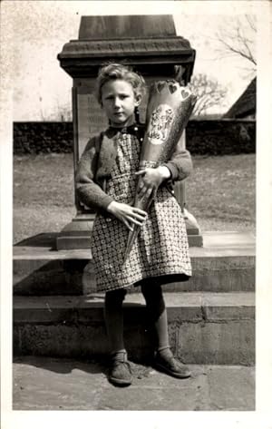 Foto Ansichtskarte / Postkarte Glückwunsch Einschulung, Mädchen mit Zuckertüte