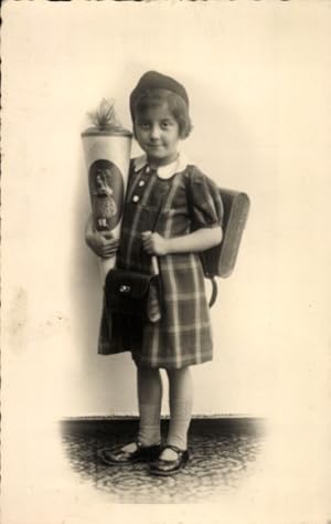 Foto Ansichtskarte / Postkarte Glückwunsch Einschulung, Mädchen mit Zuckertüte, Portrait