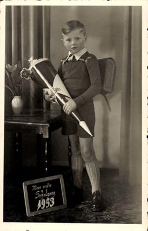 Foto Ansichtskarte / Postkarte Glückwunsch Einschulung, Junge mit Zuckertüte und Schulranzen, Taf...